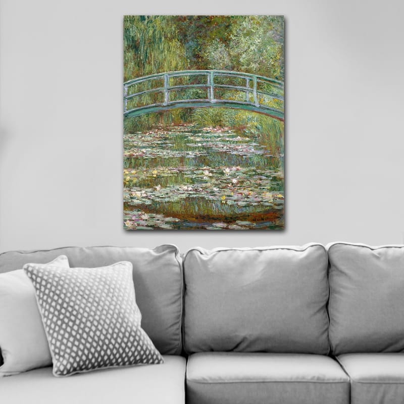 Canvastavla 70x100 cm - Vacker bro över en damm med näckrosor i en grönskande omgivning - Grön / Blå / Vit - Inredning - Tavlor & posters - Canvastavla