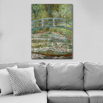 Canvastavla 70x100 cm - Vacker bro över en damm med näckrosor i en grönskande omgivning - Grön / Blå / Vit - Inredning - Tavlor & posters - Canvastavla