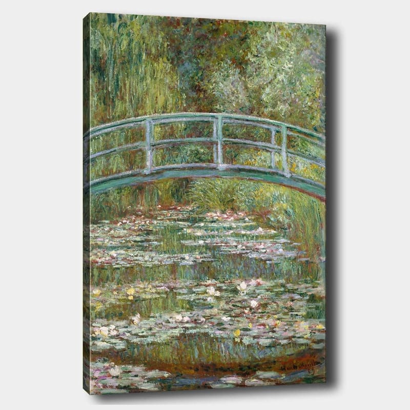 Canvastavla 70x100 cm - Vacker bro över en damm med näckrosor i en grönskande omgivning, Grön / Blå / Vit