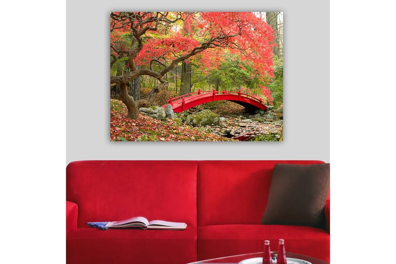 Canvastavla 70x100 cm - Vacker bro i röd färg omgiven av höstfärgade träd och löv - Röd / Grön / Brun - Inredning - Tavlor & posters - Canvastavla