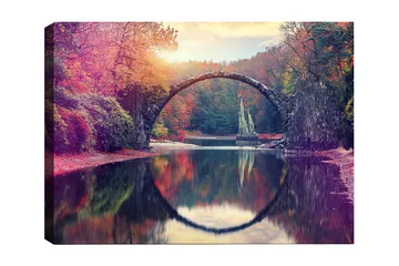 Canvastavla 70x100 cm - Vacker bro som speglas i en stilla sjö omgiven av färgglada höstträd - Röd / Grön / Orange - Inredning - Tavlor & posters - Canvastavla