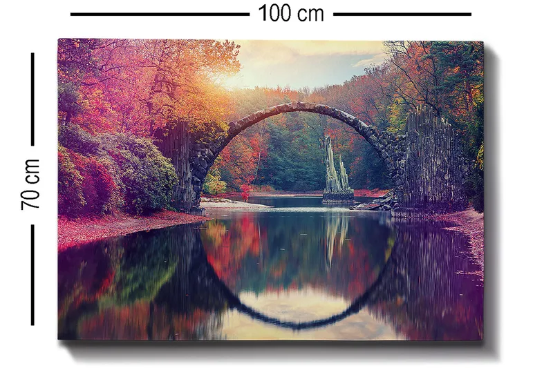 Canvastavla 70x100 cm - Vacker bro som speglas i en stilla sjö omgiven av färgglada höstträd - Röd / Grön / Orange - Inredning - Tavlor & posters - Canvastavla