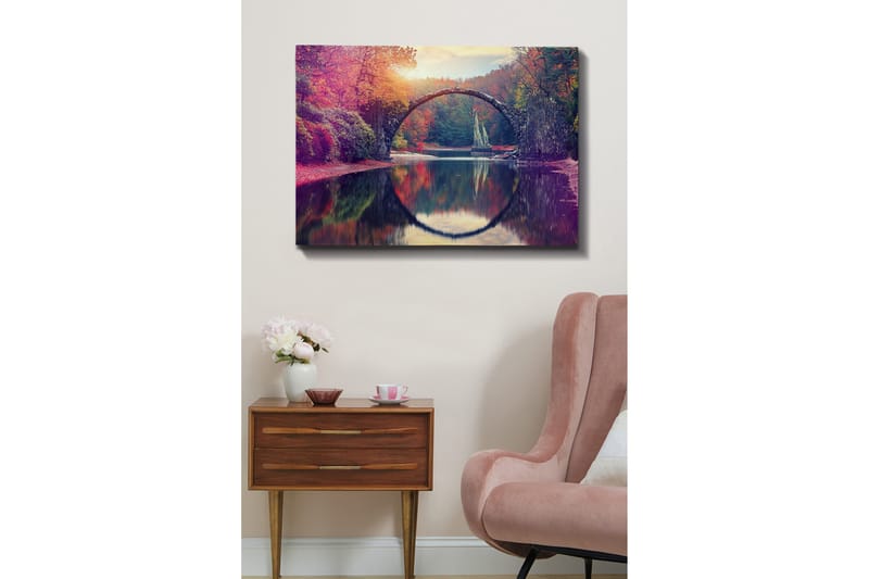 Canvastavla 70x100 cm - Vacker bro som speglas i en stilla sjö omgiven av färgglada höstträd - Röd / Grön / Orange - Inredning - Tavlor & posters - Canvastavla