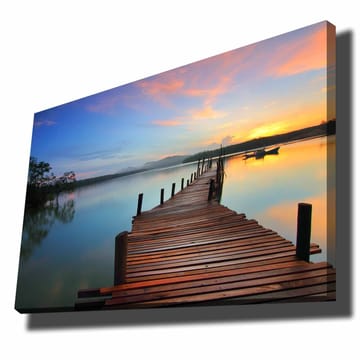 Canvastavla 70x100 cm - Vacker brygga som sträcker sig ut över en stilla sjö vid solnedgången - Blå / Orange / Brun - Inredning - Tavlor & posters - Canvastavla