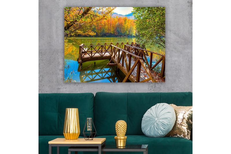 Canvastavla 70x100 cm - Vacker brygga vid en spegelblanka sjö omgiven av höstfärgade träd - Guld / Grön / Brun - Inredning - Tavlor & posters - Canvastavla