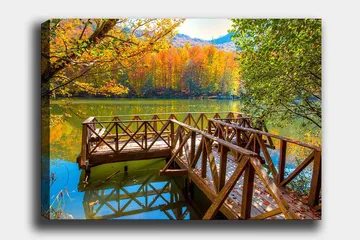 Canvastavla 70x100 cm - Vacker brygga vid en spegelblanka sjö omgiven av höstfärgade träd - Guld / Grön / Brun - Inredning - Tavlor & posters - Canvastavla