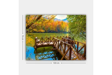 Canvastavla 70x100 cm - Vacker brygga vid en spegelblanka sjö omgiven av höstfärgade träd - Guld / Grön / Brun - Inredning - Tavlor & posters - Canvastavla