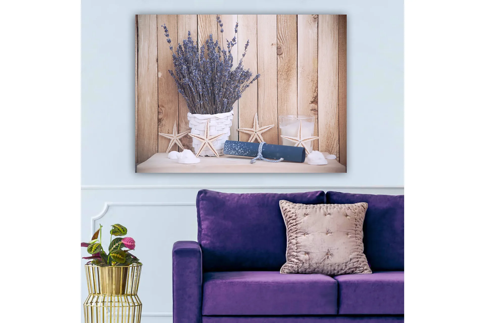 Canvastavla 70x100 cm - Vacker bukett av lavendel i en vit korg, omgiven av strandmotiv och ljusa detaljer - Lila / Vit / Beige