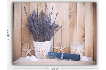 Canvastavla 70x100 cm - Vacker bukett av lavendel i en vit korg, omgiven av strandmotiv och ljusa detaljer - Lila / Vit / Beige - Inredning - Tavlor & posters - Canvastavla