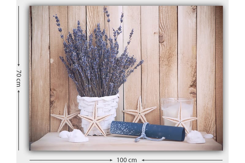 Canvastavla 70x100 cm - Vacker bukett av lavendel i en vit korg, omgiven av strandmotiv och ljusa detaljer - Lila / Vit / Beige - Inredning - Tavlor & posters - Canvastavla