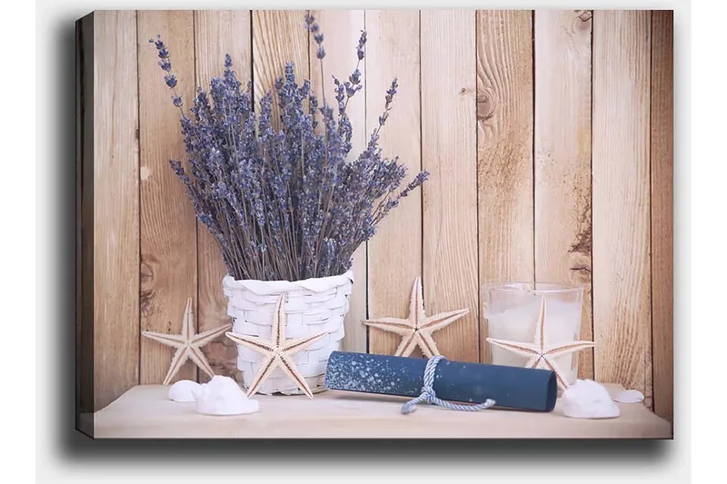 Canvastavla 70x100 cm - Vacker bukett av lavendel i en vit korg, omgiven av strandmotiv och ljusa detaljer - Lila / Vit / Beige - Inredning - Tavlor & posters - Canvastavla