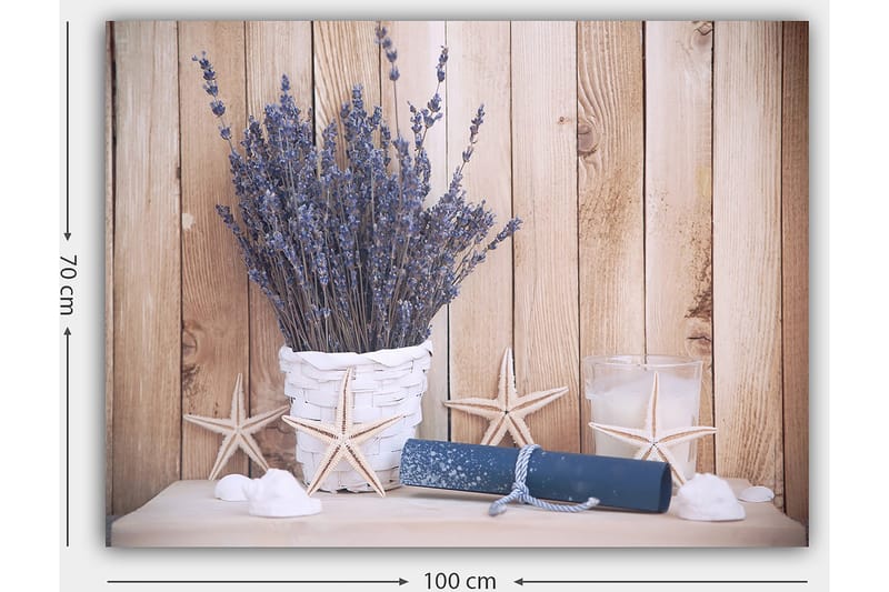 Canvastavla 70x100 cm - Vacker bukett av lavendel i en vit korg, omgiven av strandmotiv och ljusa detaljer - Lila / Vit / Beige - Inredning - Tavlor & posters - Canvastavla