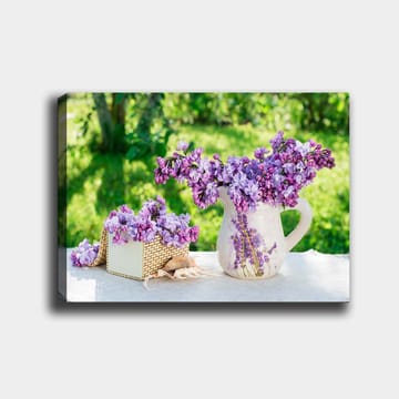 Canvastavla 70x100 cm - Vacker bukett av lila blommor i en kruka och en korg - Lila / Vit / Grön - Inredning - Tavlor & posters - Canvastavla