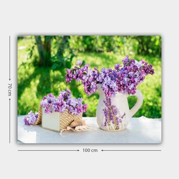 Canvastavla 70x100 cm - Vacker bukett av lila blommor i en kruka och en korg - Lila / Vit / Grön - Inredning - Tavlor & posters - Canvastavla