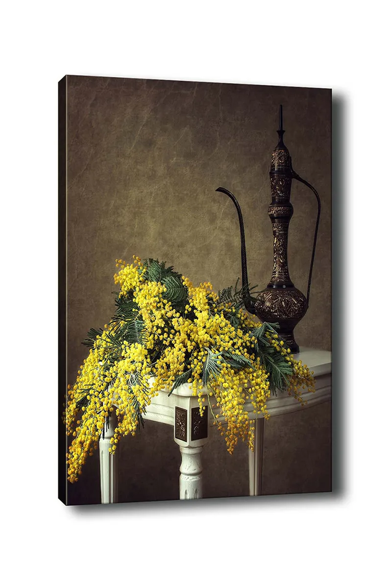 Canvastavla 70x100 cm - Vacker bukett av mimosa blommor i gult, placerad på ett bord bredvid en elegant, mörkbrun kanna - Gult / Mörkgrönt / Brunt - Inredning - Tavlor & posters - Canvastavla