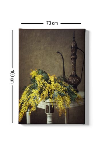Canvastavla 70x100 cm - Vacker bukett av mimosa blommor i gult, placerad på ett bord bredvid en elegant, mörkbrun kanna - Gult / Mörkgrönt / Brunt - Inredning - Tavlor & posters - Canvastavla