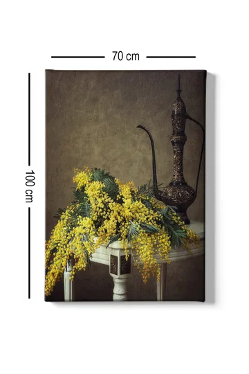 Canvastavla 70x100 cm - Vacker bukett av mimosa blommor i gult, placerad på ett bord bredvid en elegant, mörkbrun kanna - Gult / Mörkgrönt / Brunt - Inredning - Tavlor & posters - Canvastavla