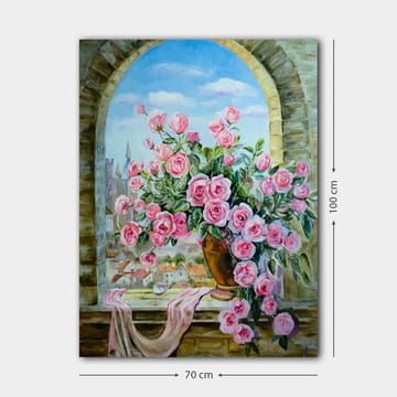 Canvastavla 70x100 cm - Vacker bukett av rosor i en kruka, placerad vid ett fönster med utsikt över en stad - Rosa / Grön / Brun - Inredning - Tavlor & posters - Canvastavla