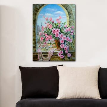 Canvastavla 70x100 cm - Vacker bukett av rosor i en kruka, placerad vid ett fönster med utsikt över en stad - Rosa / Grön / Brun - Inredning - Tavlor & posters - Canvastavla