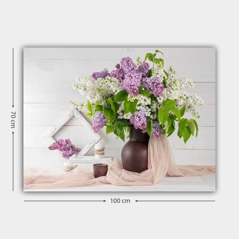 Canvastavla 70x100 cm - Vacker bukett av syrener i en brun vas, omgiven av gröna blad och dekorationer - Lila / Vit / Grön - Inredning - Tavlor & posters - Canvastavla