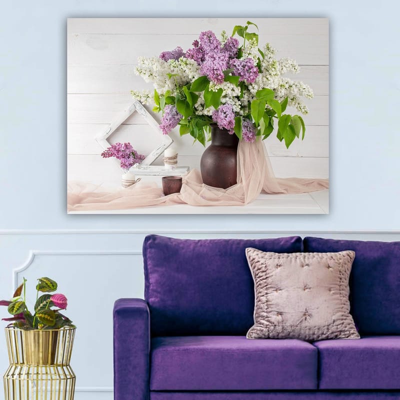 Canvastavla 70x100 cm - Vacker bukett av syrener i en brun vas, omgiven av gröna blad och dekorationer - Lila / Vit / Grön - Inredning - Tavlor & posters - Canvastavla