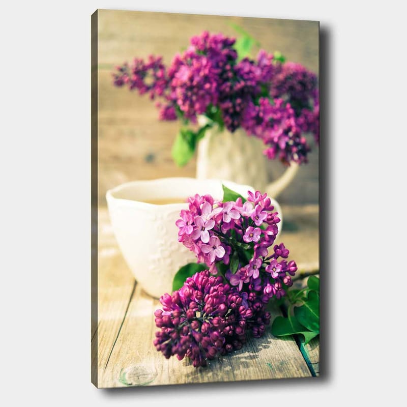 Canvastavla 70x100 cm - Vacker bukett av syrener i en vit kanna med en kopp i förgrunden, Lila / Grön / Vit