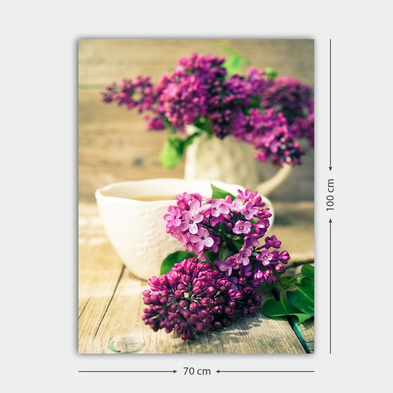 Canvastavla 70x100 cm - Vacker bukett av syrener i en vit kanna med en kopp i förgrunden - Lila / Grön / Vit - Inredning - Tavlor & posters - Canvastavla