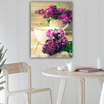 Canvastavla 70x100 cm - Vacker bukett av syrener i en vit kanna med en kopp i förgrunden - Lila / Grön / Vit - Inredning - Tavlor & posters - Canvastavla