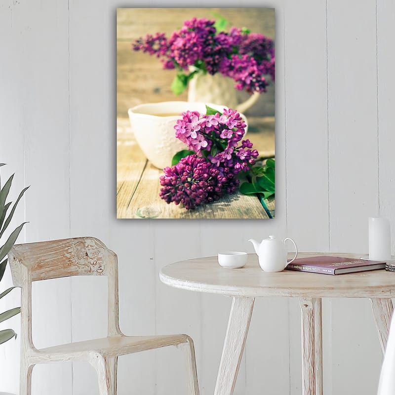 Canvastavla 70x100 cm - Vacker bukett av syrener i en vit kanna med en kopp i förgrunden - Lila / Grön / Vit - Inredning - Tavlor & posters - Canvastavla