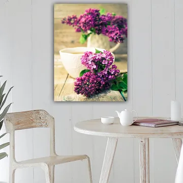 Canvastavla 70x100 cm - Vacker bukett av syrener i en vit kanna med en kopp i förgrunden - Lila / Grön / Vit - Inredning - Tavlor & posters - Canvastavla