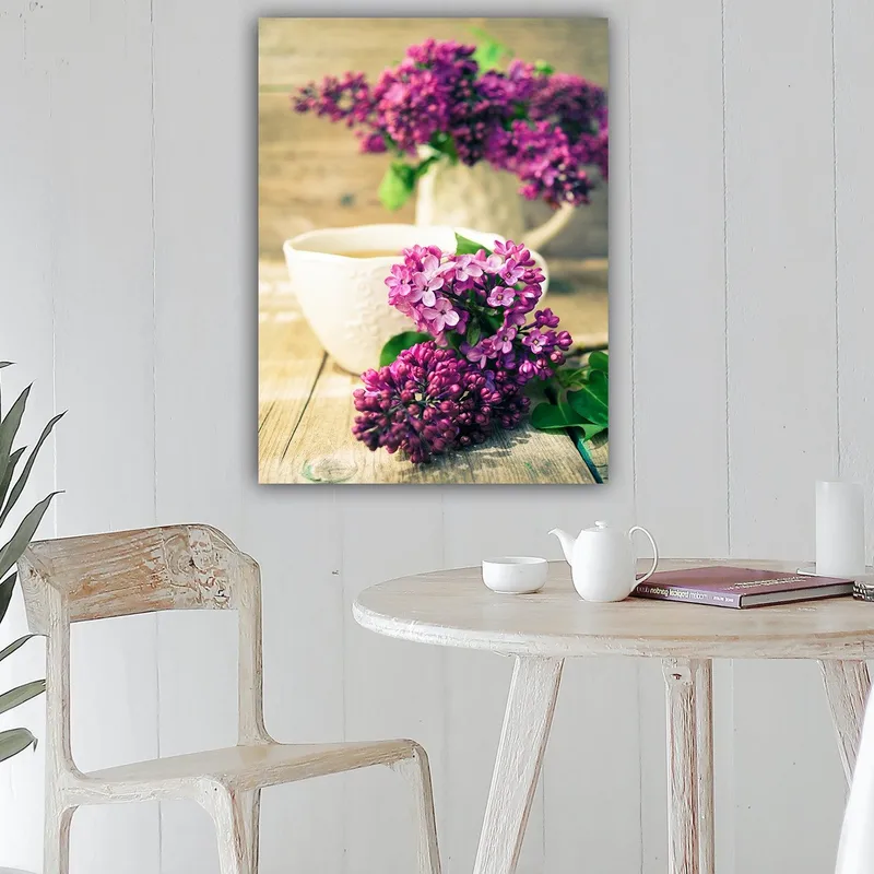 Canvastavla 70x100 cm - Vacker bukett av syrener i en vit kanna med en kopp i förgrunden - Lila / Grön / Vit - Inredning - Tavlor & posters - Canvastavla