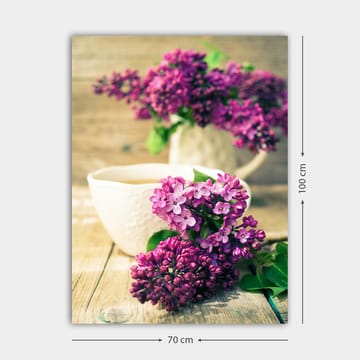 Canvastavla 70x100 cm - Vacker bukett av syrener i en vit kanna med en kopp i förgrunden - Lila / Grön / Vit - Inredning - Tavlor & posters - Canvastavla