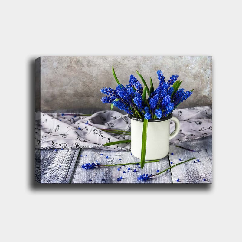 Canvastavla 70x100 cm - Vacker bukett med blå hyacinter i en vit kopp, Blå / Grön