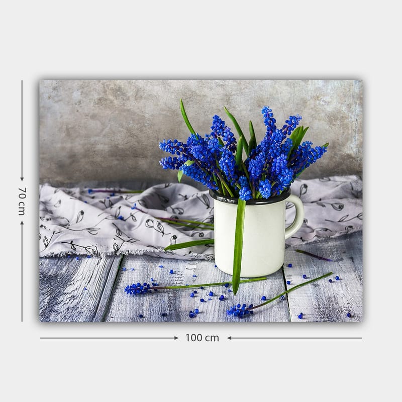 Canvastavla 70x100 cm - Vacker bukett med blå hyacinter i en vit kopp - Blå / Grön - Inredning - Tavlor & posters - Canvastavla