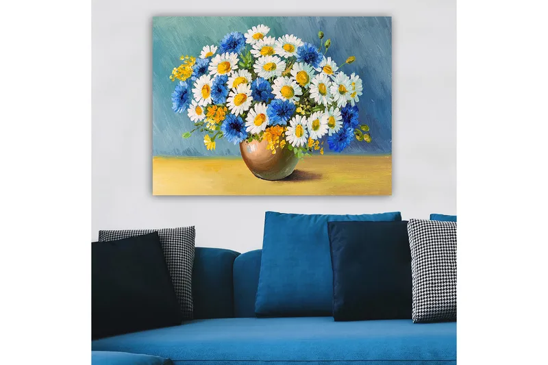 Canvastavla 70x100 cm - Vacker bukett med blå och vita blommor i en brun vas - Blå / Vit / Gul - Inredning - Tavlor & posters - Canvastavla