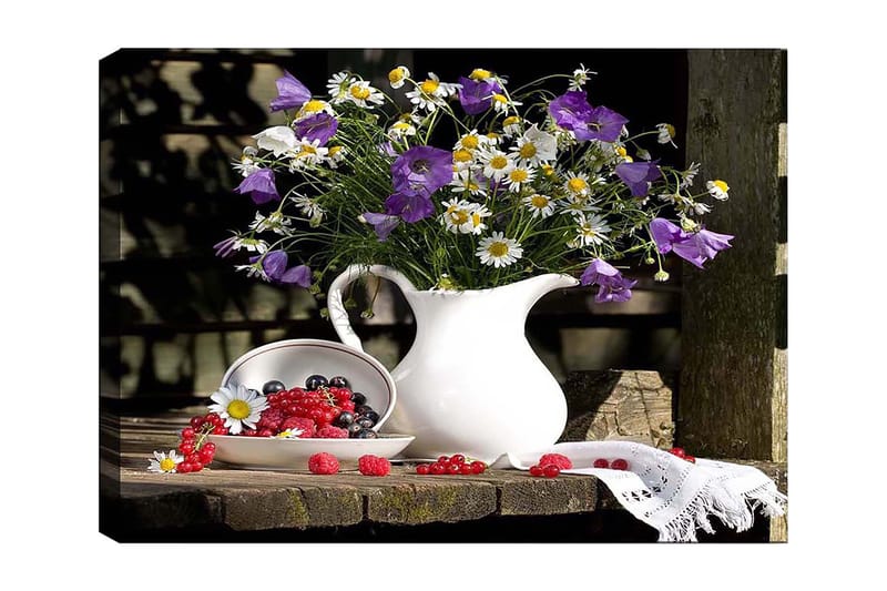 Canvastavla 70x100 cm - Vacker bukett med blommor i en vit kanna, omgiven av färska bär på en träyta - Lila / Vit / Grön - Inredning - Tavlor & posters - Canvastavla