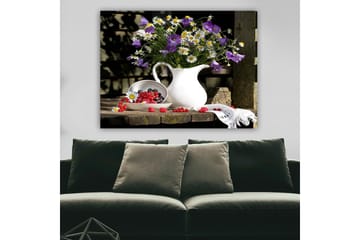 Canvastavla 70x100 cm - Vacker bukett med blommor i en vit kanna, omgiven av färska bär på en träyta - Lila / Vit / Grön - Inredning - Tavlor & posters - Canvastavla