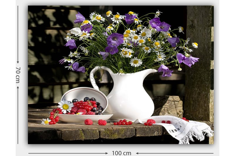 Canvastavla 70x100 cm - Vacker bukett med blommor i en vit kanna, omgiven av färska bär på en träyta - Lila / Vit / Grön - Inredning - Tavlor & posters - Canvastavla