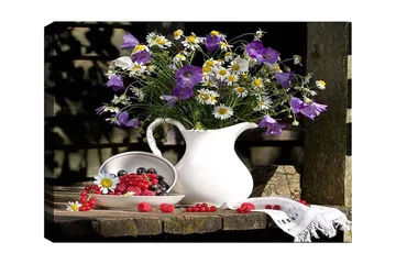 Canvastavla 70x100 cm - Vacker bukett med blommor i en vit kanna, omgiven av färska bär på en träyta - Lila / Vit / Grön - Inredning - Tavlor & posters - Canvastavla