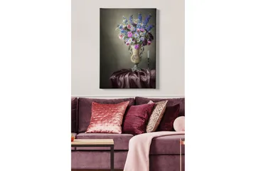 Canvastavla 70x100 cm - Vacker bukett med färgglada blommor i en elegant vas - Lila / Rosa / Blå - Inredning - Tavlor & posters - Canvastavla
