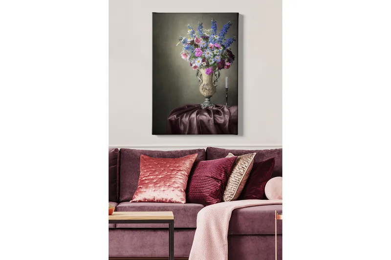 Canvastavla 70x100 cm - Vacker bukett med färgglada blommor i en elegant vas - Lila / Rosa / Blå - Inredning - Tavlor & posters - Canvastavla