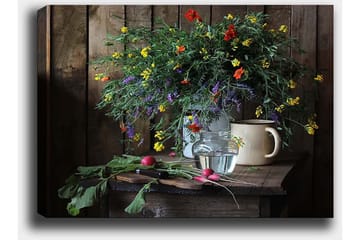 Canvastavla 70x100 cm - Vacker bukett med färgglada blommor i en glasvas på ett träbord - Grön / Gul / Röd - Inredning - Tavlor & posters - Canvastavla