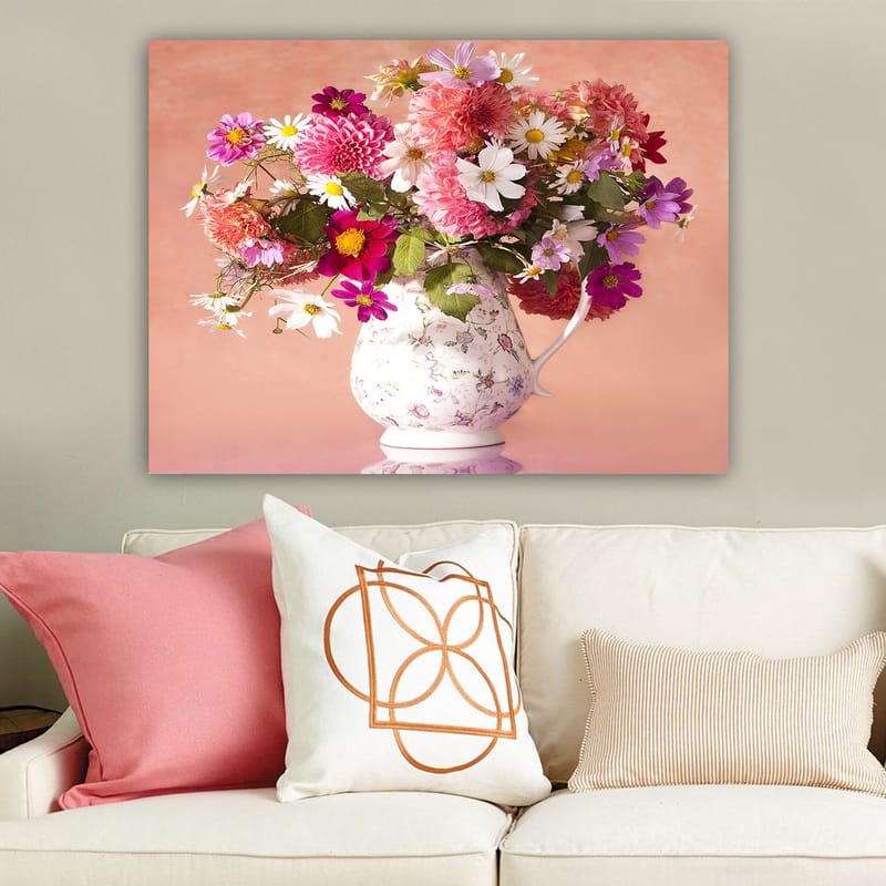 Canvastavla 70x100 cm - Vacker bukett med färgglada blommor i en vit kanna - Rosa / Lila / Grönt - Inredning - Tavlor & posters - Canvastavla