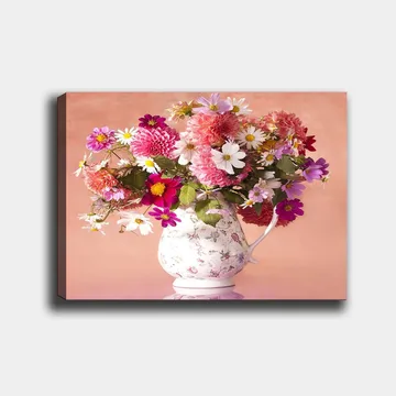 Canvastavla 70x100 cm - Vacker bukett med färgglada blommor i en vit kanna - Rosa / Lila / Gr önt - Inredning - Tavlor & posters - Canvastavla