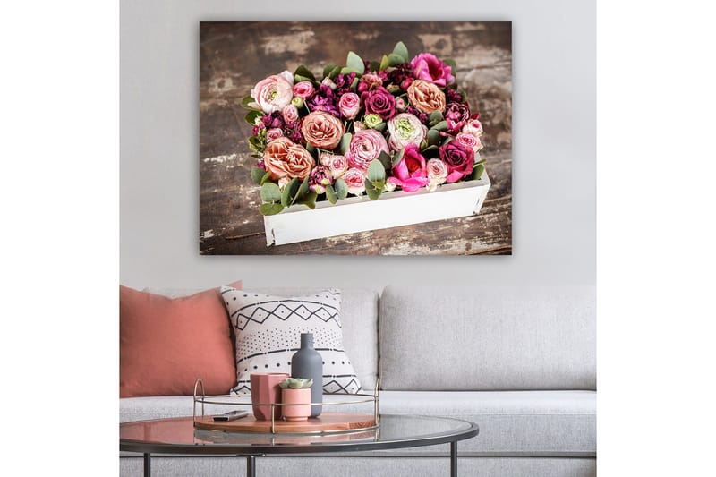 Canvastavla 70x100 cm - Vacker bukett med färgglada blommor i en vit låda - Rosa / Lila / Grön - Inredning - Tavlor & posters - Canvastavla