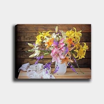 Canvastavla 70x100 cm - Vacker bukett med färgglada blommor i en vit vas - Gul / Rosa / Lila - Inredning - Tavlor & posters - Canvastavla