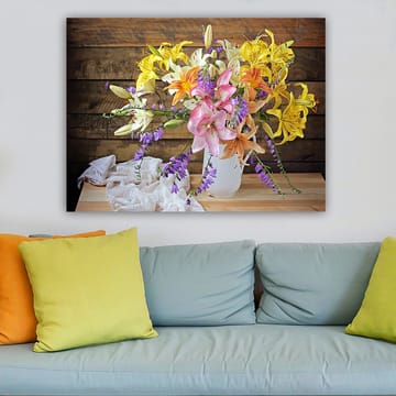 Canvastavla 70x100 cm - Vacker bukett med färgglada blommor i en vit vas - Gul / Rosa / Lila - Inredning - Tavlor & posters - Canvastavla