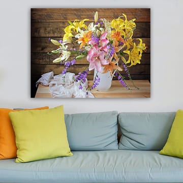 Canvastavla 70x100 cm - Vacker bukett med färgglada blommor i en vit vas - Gul / Rosa / Lila - Inredning - Tavlor & posters - Canvastavla