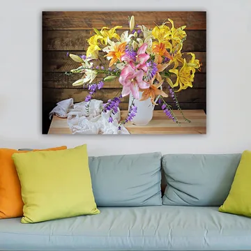 Canvastavla 70x100 cm - Vacker bukett med färgglada blommor i en vit vas - Gul / Rosa / Lila - Inredning - Tavlor & posters - Canvastavla