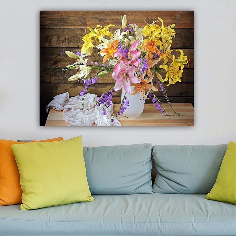 Canvastavla 70x100 cm - Vacker bukett med färgglada blommor i en vit vas - Gul / Rosa / Lila - Inredning - Tavlor & posters - Canvastavla